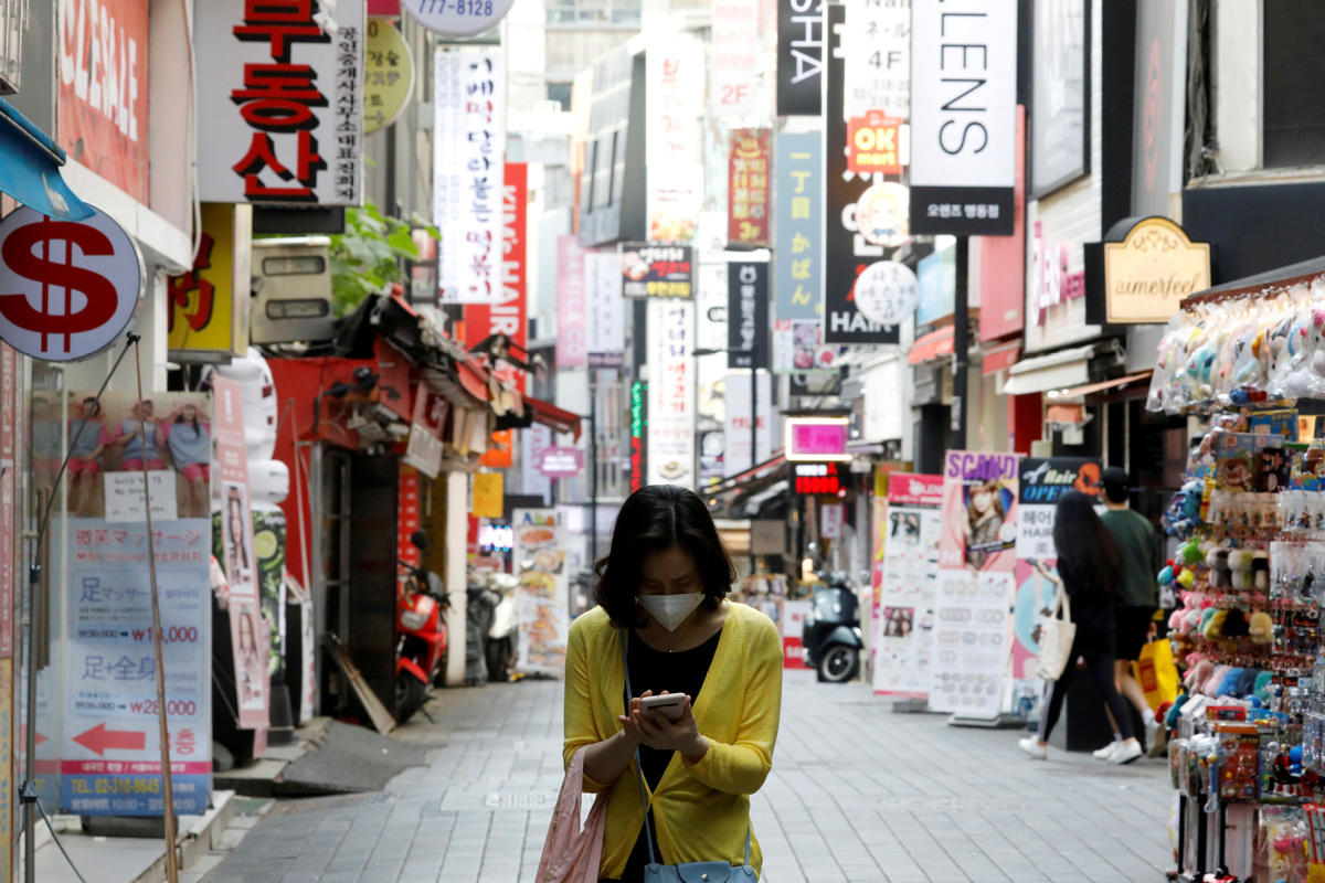 “玩手機”不是play the phone？一個介詞搞定！