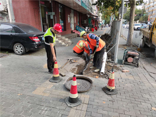 市北區(qū)城管局市政二公司不等不靠、主動(dòng)作為高效完成排水管線搶修