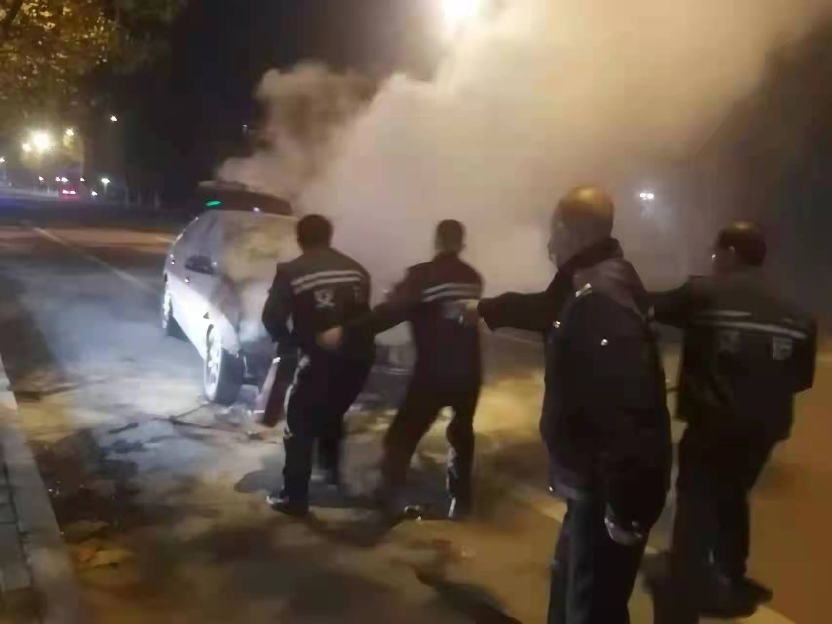 路遇轎車自燃險情，交運好人接力救火感人