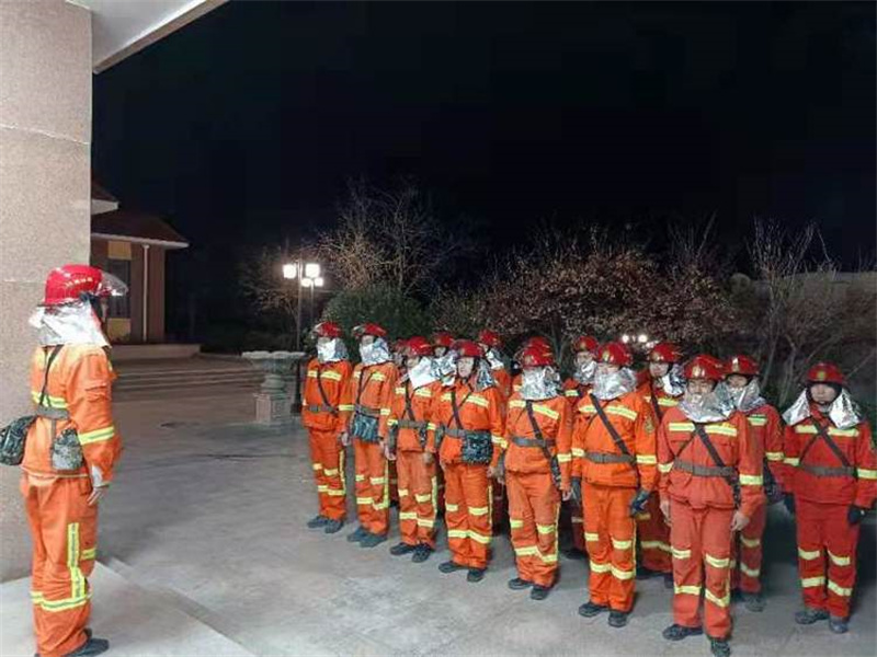 勵練精兵動真格，嶗山區(qū)森林消防專業(yè)隊伍夜間實戰(zhàn)演練