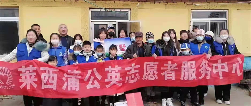 青島萊西水集街道月湖街社區(qū)開展“撿煙頭、倡文明”志愿服務(wù)活動